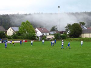 Ein Pflichtspiel hat der FV Hellas Mühlacker (weiße Trikots) bereits in Würm ausgetragen: das Kreispokalspiel gegen den 1.  FC Ersingen II. Foto: Geideck