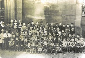 Schwester Caroline von Olnhausen prägte die Arbeit in der Kleinkinderschule in Nagold über Jahrzehnte. Hier ist sie zusammen mit einer Kindergartengruppe aus dem Kindergartenjahr 1937/1938 zu sehen. Foto: Archiv