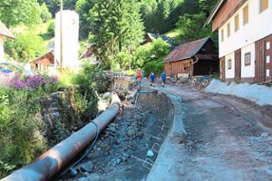 Mit Hochdruck arbeiten die Mitarbeiter der Baufirmen an der Sanierung der Landesstraße 93 in Wildschapbach. Foto: Weis Foto: Schwarzwälder Bote
