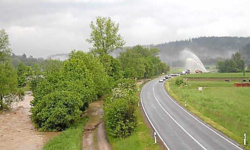 Die Bundesstraße bildet so etwas wie einen künstlichen Staudamm gegen die Eyach, der normalerweise nicht einmal von einem Jahrhunderthochwasser überflutet werden dürfte. Foto: Lenski Foto: Schwarzwälder-Bote