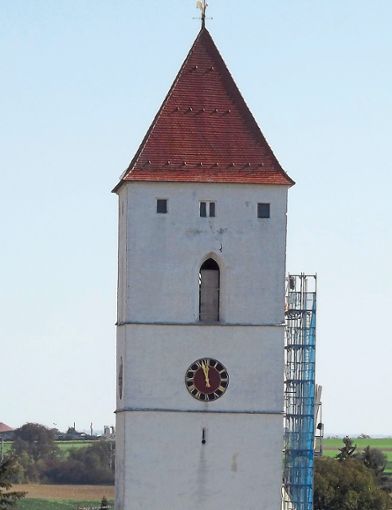 Kirchturm mit ausgebauten Schallläden – die Öffnungen sind mit Holzplatten verschalt. Foto: Schwarzwälder Bote