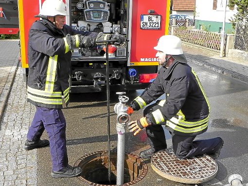 Die Feuerwehr aus Bittelbronn musste sich bei der Hauptübung des Löschzuges Mitte in Weildorf um die Wasserversorgung kümmern. Foto: Bäurle Foto: Schwarzwälder-Bote