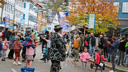 Klausi Klücklich lässt zur Freude der vielen jungen und älteren Besucher in der Sulzer Innenstadt Seifenblasen fliegen. Foto: Steinmetz