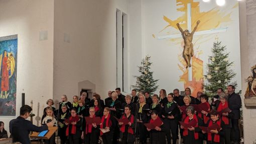 Das Abschlusslied des Adventskonzerts singen der gemischte Chor und „TaktLos“. Foto: Ursula Berner