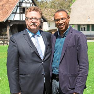 Wiedersehen in Biberach: Staatssekretär Hans-Joachim Fuchtel und Pfarrvikar  Paul Odoeme.  Foto: Landratsamt Biberach Foto: Schwarzwälder Bote