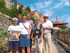 Die 50 000. Besucherin Eva  Ludowici (Zweite von links) aus Freiburg besichtigt  mit ihrer Familie den Kakteengarten von Holger Dopp (rechts).  Foto: Straub Foto: Schwarzwälder Bote