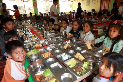 Essen für Kinder: Judith Prappacher   aus Isingen hilft bald beim Kinderwerk Lima  mit. Foto: Zegarra Foto: Schwarzwälder Bote