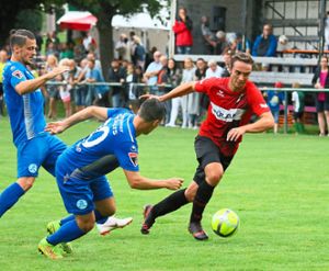 Im Sommer gewannen Adrian Müller und die TSG Balingen ein Testspiel gegen die Stuttgarter Kickers in Dotternhausen mit 4:1 (2:1). Doch am Samstag werden die Karten nun neu gemischt. Foto: Kara