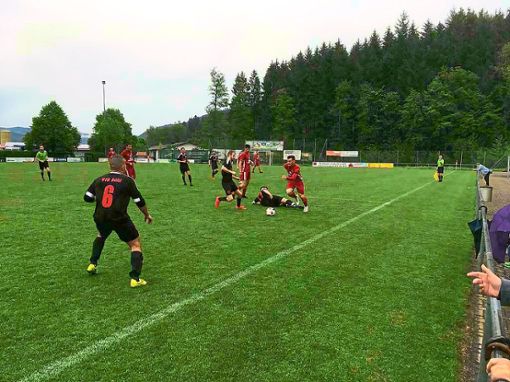 Nach 90 Minuten waren sich die Spieler des SC Hofstetten (helle Trikots) und des VfB Bühl einig: Das 2:2-Unentschieden ist gerecht. Foto: Mäntele Foto: Schwarzwälder Bote