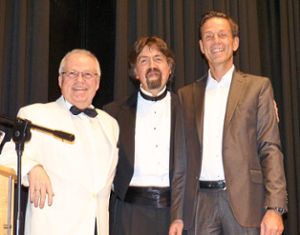Seit 35 Jahren leitet Marcel Baluta (Mitte) die Kurmusik, wofür Winfried Hahner (links) und Frank Rieg dankten.   Foto: Bechtle Foto: Schwarzwälder Bote