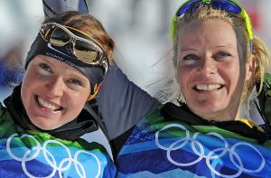 Evi Sachenbacher-Stehle und Claudia Nystad (links) im Medaillenglück  Foto: dpa