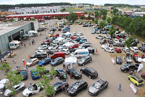 120 Fahrzeuge aus 15 Autohäusern waren bei der Autoschau am Druckzentrum zu besichtigen.    Foto: Heinig