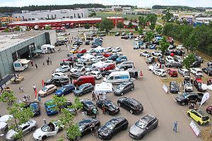 120 Fahrzeuge aus 15 Autohäusern waren bei der Autoschau am Druckzentrum zu besichtigen.    Foto: Heinig