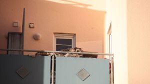 Auf dem Balkon in einer betreuten Seniorenwohnanlage in Villingen-Schwenningen stapeln sich Papier und Unrat. Warum wird nichts dagegen getan? Foto: Eich