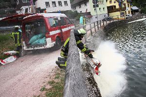 Mit schwimmfähigem Ölbindemittel versucht die Feuerwehr Triberg am Montagabend den Bergsee von seinem Ölfilm zu befreien. Foto: Börsig-Kienzler