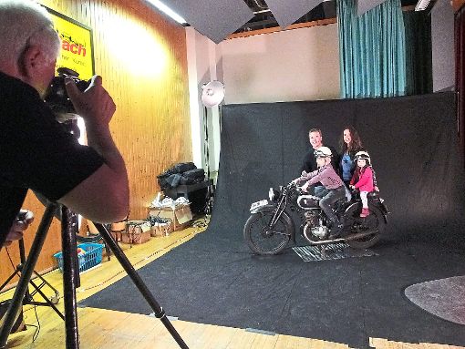 Bei der ganzen Familie beliebt: Besondere Aufnahmen bot der Fotoclub mit einem Oldtimer-Motorrad. Foto: Stocker Foto: Schwarzwälder-Bote