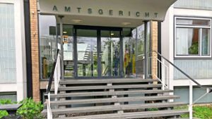 Vor dem Pforzheimer Amtsgericht läuft aktuell ein Prozess gegen drei Männer, die im Stadtteil Eutingen Anfang 2023 einen Volksbank-Geldautomaten gesprengt haben sollen. Foto: Felix Biermayer