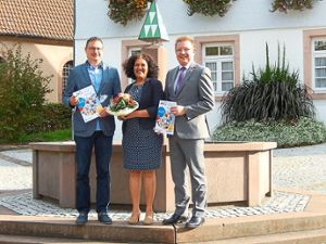 Nava Fallscheer-Bosch, im Bild mit Kreisvolkshochschulleiter Sascha Falk (links) und Bürgermeister Michael Ruf, ist neue Leiterin  der VHS-Außenstelle Baiersbronn.  Foto: Bidermann-Hoppart Foto: Schwarzwälder Bote