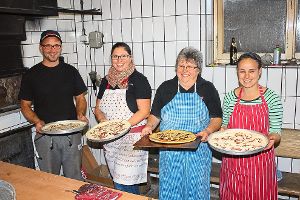 Jens Hammer (von links), Daniela Hammer, Gerlinde Dingler und Tatjana Brakopp kümmerten sich im Backhaus um die Produktion von 100 Zwiebel- und Schmotzberda. Foto: Köncke Foto: Schwarzwälder-Bote
