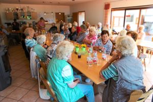 Das Tennisclub-Team rund um Gudrun Kanitz unterhielt am Donnerstag die Senioren im Tennisheim. Foto: Feinler Foto: Schwarzwälder Bote