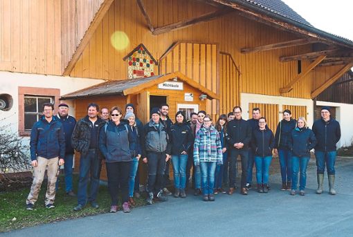 Die Teilnehmer der Stallbaulehrfahrt auf dem Heinzelmannhof in Loßburg-Lombach. Foto: Landwirtschaftsamt Foto: Schwarzwälder Bote
