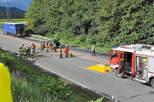 Ein Mann ist bei einem Auffahrunfall auf der B33 bei Biberach-Süd ums Leben gekommen.  Foto: Wolff