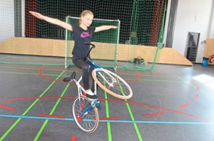 Sandra Öhler (14) hat eine extrem gute Körperbeherrschung beim Kunstradfahren. Foto: Dold Foto: Schwarzwälder Bote
