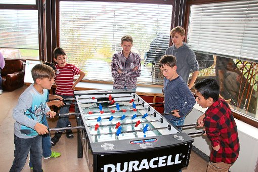 Die Jugendlichen messen sich beim Tisch-Kickern. Foto: Bieberstein Foto: Schwarzwälder-Bote