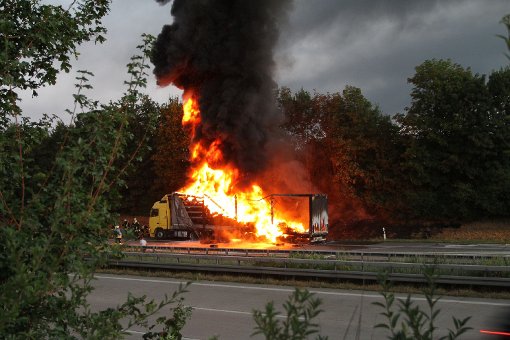Auf der A8 bei Aichelberg ist am Freitagmorgen ein Lastwagen in Flammen aufgegangen. Foto: www.7aktuell.de | Christian Schlienz