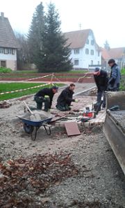 Die Arbeiten beim Aufstellen der Brunnensäulen haben die Bürger selbst in die Hand genommen. Foto: Gemeinde Foto: Schwarzwälder Bote