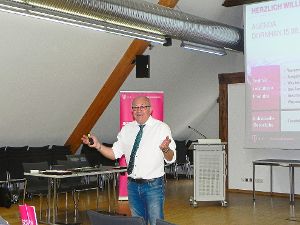 Winfried Hörmann informiert rund 30 Interessierte über den Glasfaserausbau für schnelle Internetleitungen. Foto: Haubold