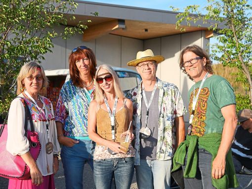 Bunte Kleidung, kreisrunde Sonnenbrillen; Die Besucher nehmen sich das Hippie-Motto zu Herzen.  Foto: Irion Foto: Schwarzwälder Bote