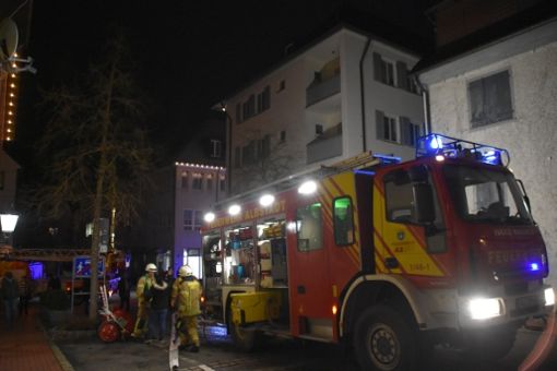 Die Feuerwehrleute löschten das verbrannte Abendessen und lüfteten die Wohnung. Foto: Jannik Nölke