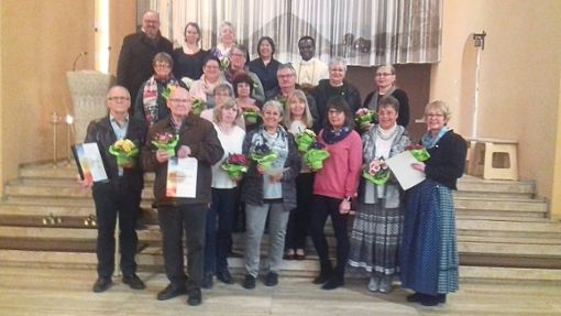 Für ihr Engagement erhielten langjährige Mitglieder des Chores der katholischen Kirchengemeinde Schömberg Urkunden und Blumen.  Foto: sm Foto: Schwarzwälder Bote