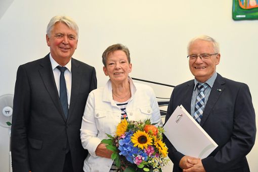 Bernhard Dold (rechts) erhielt im Beisein seiner Ehefrau Eva Maria von Bürgermeister Siegfried Scheffold die Bürgermedaille in Gold. Dies ist die höchste Auszeichnung der Stadt. Foto: Weimer Foto: Schwarzwälder Bote