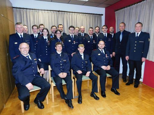 Zahlreiche Feuerwehrleute der Feuerwehr Nusplingen sind  befördert und geehrt worden, darunter Ludwig Kleiner (stehend, ganz links) und Andreas Riemer (sitzend, links). Foto: Kleiner Foto: Schwarzwälder Bote
