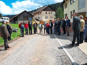 Zahlreiche Gäste waren zum symbolischen Spatenstich für das Schwarzwaldverfahren in Enzklösterle gekommen. Links im Bild Bürgermeisterin Petra Nych. Foto: Ziegelbauer Foto: Schwarzwälder-Bote