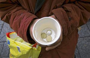 In Städten ein bekanntes Bild: Ein Bettler bittet um Kleingeld. In Pfohren versuchte jetzt ein Bettler-Pärchen auf die Mitleidstour Geld zu ergaunern. Foto: Gerten