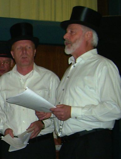 Sie sind seit langem die Organisatoren des Chors, wie das Foto von vor rund zehn Jahren zeigt: Dieter Pfeiffer (rechts) und Herbert Noe. Foto: Archiv Schabert Foto: Schwarzwälder Bote
