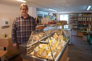 Jochen Heeskens hat in Möttlingen einen Bioladen. Besonders stolz ist er auf seine Käsetheke. Foto: Krokauer