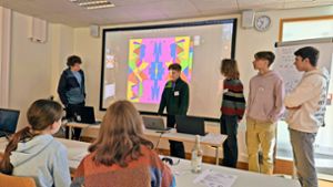 Die jungen Programmierteams demonstrierten die Ergebnisse ihrer Arbeiten live vor allen Teilnehmern. Foto: Jeanette Tröger/Picasa