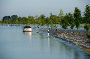 Das Hochwasser der Elbe steigt auf immer neue Rekorde. Ein Deichbruch im Havelland verschärft seit Montagfrüh die Lage. Foto: dpa