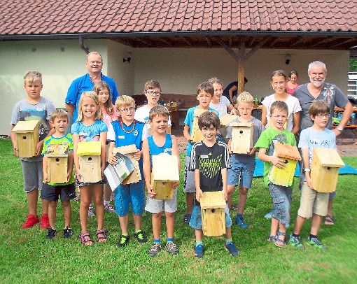 Stolz wurden von den Teilnehmern des Ferienprogramms  die Nistkästen präsentiert.  Foto: Verein Foto: Schwarzwälder-Bote