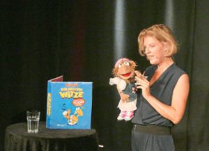 Sia Korthaus war bei ihrer Vorstellung im Zwiegespräch mit der Puppe  Britta von Haselhof, die sich bei ihr als Show-Praktikantin beworben hatte. Foto: Tröger Foto: Schwarzwälder Bote