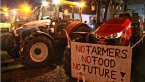 Landwirte nahmen mit rund 95 Traktoren an dem „Mahnfeuer“ in Baiersbronn teil. Foto: Niklas Ortmann