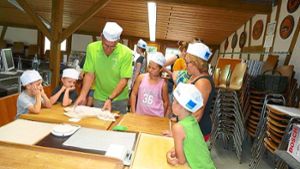 Beim Simmozheimer Schützenverein wurde den Kindern erklärt, wie man Brezeln backt.  Foto: Verein Foto: Schwarzwälder Bote