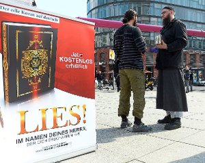 Anhänger des Islam verteilen in Deutschland den Koran in deutscher Übersetzung, jetzt auch in Villingen. Foto: Pedersen