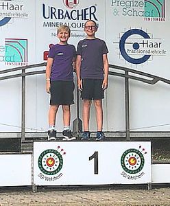 Finn und Hannes Roggenstein sind bei den Deutschen Meisterschaften der Bogenschützen dabei. Foto: May Foto: Schwarzwälder Bote