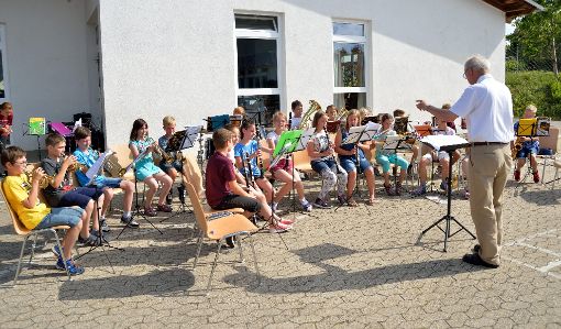 Vorspielmatinee in Altheim: Niklaus Wehle dirigiert die Bläserklassen der Grundschule. Foto: Morlok Foto: Schwarzwälder-Bote