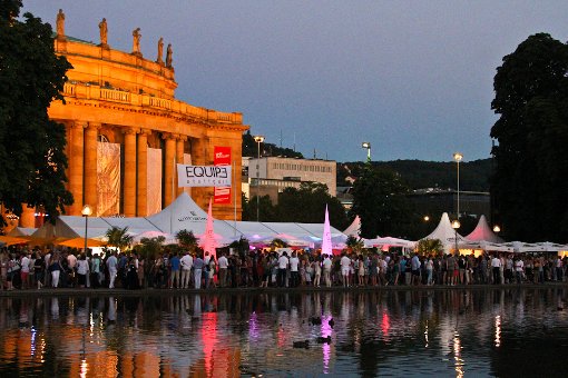 Das Stuttgarter Sommerfest hat am Donnerstag einen Traumstart hingelegt. Noch bis Sonntag verwöhnen Gastronome rund um den Eckensee und auf dem Schlossplatz die Gäste. Hier sind die Bilder des ersten Abends ... Foto: Benjamin Beytekin